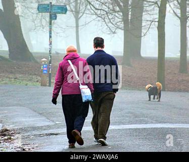 Glasgow, Scozia, Regno Unito. 7 gennaio 2024. Tempo nel Regno Unito: Una notte gelida con cielo limpido ha visto una nebbiosa giornata fredda per la gente del posto nel parco kelvingrove, nell'estremità occidentale della città. Credit Gerard Ferry/Alamy Live News Foto Stock