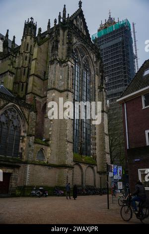 Domstraat 25, 3512 JA Utrecht, Paesi Bassi - 27 dicembre 2023: Torre del Duomo e Cattedrale di San Martino. Foto Stock