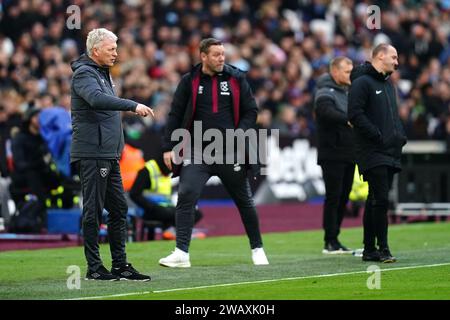 Il manager del West Ham United David Moyes (a sinistra) reagisce durante la partita del terzo turno della Emirates fa Cup al London Stadium. Data foto: Domenica 7 gennaio 2024. Foto Stock