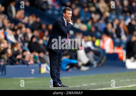 Il manager dell'Aldershot Town Tommy Widdrington gestì la linea di contatto durante la partita del terzo turno della Emirates fa Cup agli Hawthorns, West Bromwich. Data foto: Domenica 7 gennaio 2024. Foto Stock