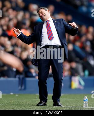 Il manager dell'Aldershot Town Tommy Widdrington gestì la linea di contatto durante la partita del terzo turno della Emirates fa Cup agli Hawthorns, West Bromwich. Data foto: Domenica 7 gennaio 2024. Foto Stock