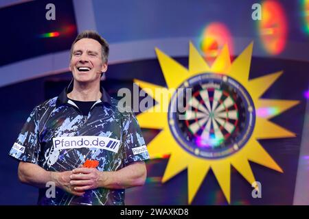 Moderatore Jürgen Milski bei der Pro7 Promi Darts WM 2024 übertragen von Joyn im Maritim Hotel Düsseldorf. Düsseldorf, 06.01.2024 NRW Deutschland *** Presenter Jürgen Milski al Pro7 Celebrity Darts World Championship 2024 trasmesso da Joyn al Maritim Hotel Düsseldorf Düsseldorf, 06 01 2024 NRW Germania Copyright: XChristophxHardtx Foto Stock