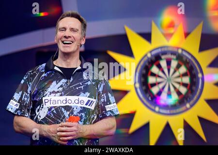 Moderatore Jürgen Milski bei der Pro7 Promi Darts WM 2024 übertragen von Joyn im Maritim Hotel Düsseldorf. Düsseldorf, 06.01.2024 NRW Deutschland *** Presenter Jürgen Milski al Pro7 Celebrity Darts World Championship 2024 trasmesso da Joyn al Maritim Hotel Düsseldorf Düsseldorf, 06 01 2024 NRW Germania Copyright: XChristophxHardtx Foto Stock