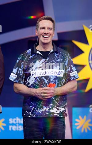 Moderatore Jürgen Milski bei der Pro7 Promi Darts WM 2024 übertragen von Joyn im Maritim Hotel Düsseldorf. Düsseldorf, 06.01.2024 NRW Deutschland *** Presenter Jürgen Milski al Pro7 Celebrity Darts World Championship 2024 trasmesso da Joyn al Maritim Hotel Düsseldorf Düsseldorf, 06 01 2024 NRW Germania Copyright: XChristophxHardtx Foto Stock