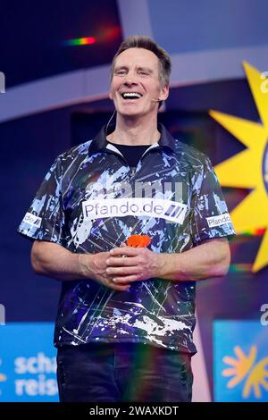 Moderatore Jürgen Milski bei der Pro7 Promi Darts WM 2024 übertragen von Joyn im Maritim Hotel Düsseldorf. Düsseldorf, 06.01.2024 NRW Deutschland *** Presenter Jürgen Milski al Pro7 Celebrity Darts World Championship 2024 trasmesso da Joyn al Maritim Hotel Düsseldorf Düsseldorf, 06 01 2024 NRW Germania Copyright: XChristophxHardtx Foto Stock