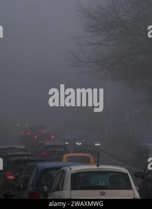 Moira, County Down, Irlanda del Nord, Regno Unito. 7 gennaio 2024. Clima del Regno Unito - una giornata fredda e grigia d'inverno con nebbia che si protrarrà tutto il giorno nel villaggio di County Down. Strada principale del villaggio alle 13:00. Credito: CAZIMB/Alamy Live News. Foto Stock