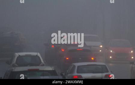 Moira, County Down, Irlanda del Nord, Regno Unito. 7 gennaio 2024. Clima del Regno Unito - una giornata fredda e grigia d'inverno con nebbia che si protrarrà tutto il giorno nel villaggio di County Down. Strada principale del villaggio alle 13:00. Credito: CAZIMB/Alamy Live News. Foto Stock