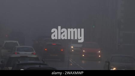 Moira, County Down, Irlanda del Nord, Regno Unito. 7 gennaio 2024. Clima del Regno Unito - una giornata fredda e grigia d'inverno con nebbia che si protrarrà tutto il giorno nel villaggio di County Down. Strada principale del villaggio alle 13:00. Credito: CAZIMB/Alamy Live News. Foto Stock