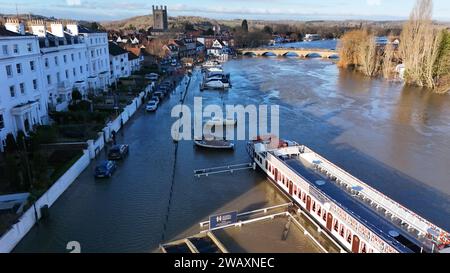 Henley-on-Thames, Regno Unito, 7 gennaio 2024. Tempo britannico - le forti piogge degli ultimi giorni hanno portato a una diffusa inondazione nella valle del Tamigi a Henley. Le strade lungo il fiume dovevano essere chiuse. Crediti: Uwe Deffner/Alamy Live News Foto Stock