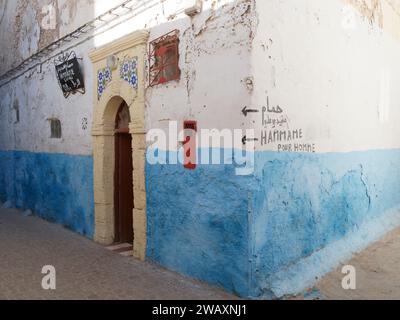 Ingresso hammam con mura blu nella storica medina nella città di Essaouira, Marocco. 7 gennaio 2024 Foto Stock