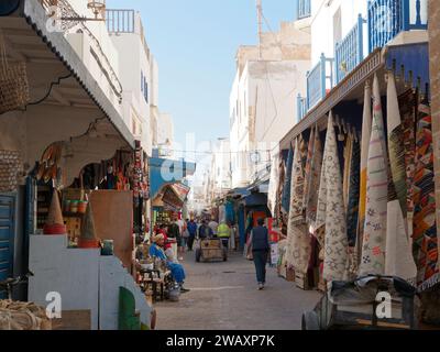 Strada stretta piena di negozi nella storica medina della città di Essaouira, Marocco. 7 gennaio 2024 Foto Stock