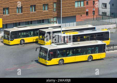 Autobus alla stazione finale del percorso della città, vista aerea dall'alto. Foto Stock