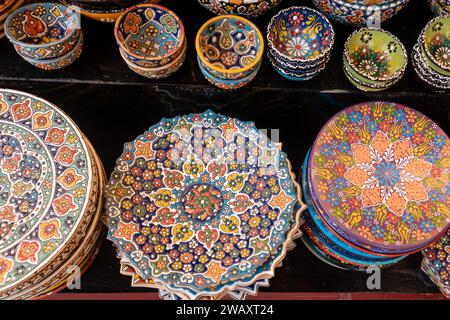 Bazar di Dubai con una varietà di ceramiche in stile folcloristico Foto Stock