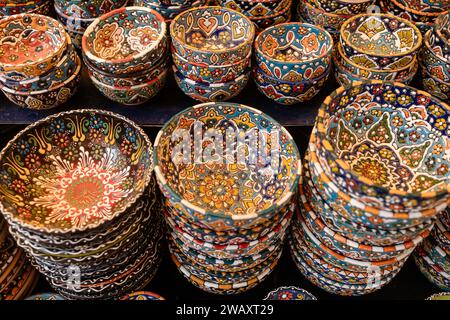 Bazar di Dubai con una varietà di ceramiche in stile folcloristico Foto Stock
