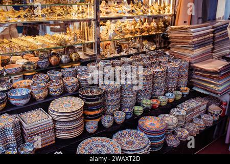 Bazar di Dubai con una varietà di ceramiche in stile folcloristico Foto Stock