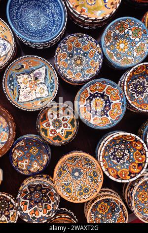 Bazar di Dubai con una varietà di ceramiche in stile folcloristico Foto Stock