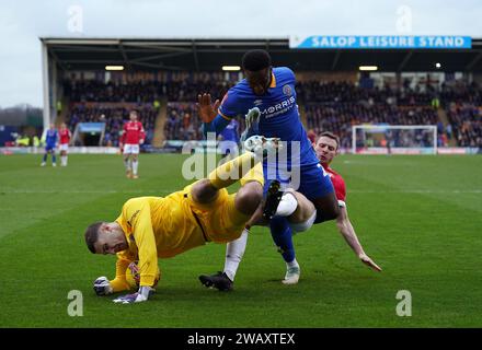 Il portiere dello Shrewsbury Town Marko Marosi rivendica la palla sotto pressione durante la partita del terzo turno della Emirates fa Cup al Croud Meadow, Shrewsbury. Data foto: Domenica 7 gennaio 2024. Foto Stock