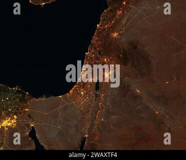 Vista satellitare notturna di Israele, Striscia di Gaza, Cisgiordania, Libano, Siria, Giordania ed Egitto. Luci della città e della strada. Elementi della NASA Foto Stock