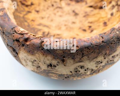 Primo piano su Oak Burr Burl Wooden Bowl Foto Stock