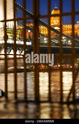 Budapest, Ungheria - 29 dicembre 2023: Castello di Buda dopo il reticolo del fiume Danubio allagato. Foto Stock