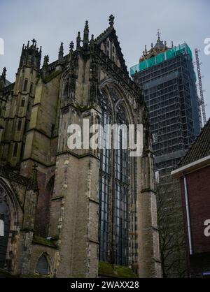 Domstraat 25, 3512 JA Utrecht, Paesi Bassi - 27 dicembre 2023: Torre del Duomo e Cattedrale di San Martino. Foto Stock