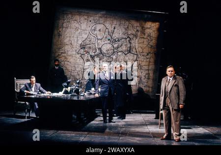 A sinistra: Neil Howlett (barone Scarpia) a destra: David Rendall (Mario Cavaradossi) in TOSCA all'English National Opera (ENO), London Coliseum, London WC2 23/08/1990 musica: Giacomo Puccini libretto: Luigi Illica & Giuseppe Giacosa direttore: Marco Guidarini disegno: Stefanos Lazaridis illuminazione: Nick Chelton direttore originale: Jonathan Miller Foto Stock