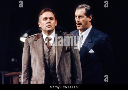 l-r: David Rendall (Mario Cavaradossi), Neil Howlett (Barone Scarpia) in TOSCA all'English National Opera (ENO), London Coliseum, London WC2 23/08/1990 musica: Giacomo Puccini libretto: Luigi Illica e Giuseppe Giacosa direttore: Marco Guidarini disegno: Stefanos Lazaridis illuminazione: Nick Chelton regista originale: Jonathan Miller Foto Stock