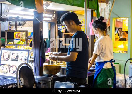 Taipei, Taiwan - 9 ottobre 2023: Venditori ambulanti che vendono cucine taiwanesi e cibo di mare al mercato notturno di Raohe a Taiwan Foto Stock