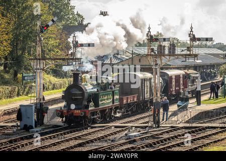 SECR 'H' 0-4-4T No. 263 con un treno merci dimostrativo a Horsted Keynes sulla Bluebell Railway, East Sussex, Regno Unito Foto Stock