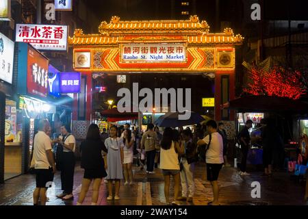 Taipei, Taiwan - 9 ottobre 2023: Gruppo di turisti e visitatori fuori dal mercato notturno di via di Raohe a Taiwan Foto Stock