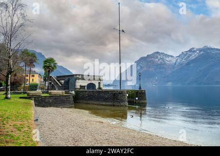 Lungolago del romantico villaggio di Mandello del Lario, Lago di Como, regione dei Laghi, Lombardia, Italia Foto Stock