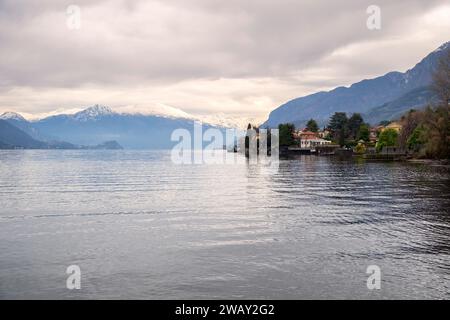 Lungolago del romantico villaggio di Mandello del Lario, Lago di Como, regione dei Laghi, Lombardia, Italia Foto Stock