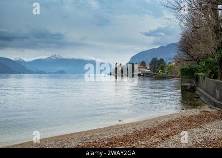 Lungolago del romantico villaggio di Mandello del Lario, Lago di Como, regione dei Laghi, Lombardia, Italia Foto Stock