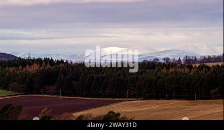 Dundee, Tayside, Scozia, Regno Unito. 7 gennaio 2024. Tempo nel Regno Unito: Le montagne di Driesh e Mayar coperte di neve di Angus Glens dietro le Sidlaw Hills e la Strathmore Valley formano un magnifico paesaggio invernale in una giornata d'inverno amara e fredda a Dundee. Crediti: Dundee Photographics/Alamy Live News Foto Stock