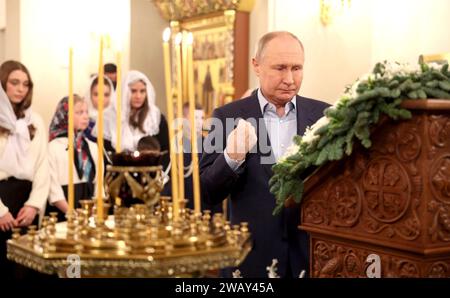 Novo-Ogaryovo, Russia. 7 gennaio 2024. Il presidente russo Vladimir Putin partecipa a un servizio natalizio ortodosso presso la Chiesa dell'icona del Salvatore non fatto a mano presso la residenza presidenziale ufficiale di Novo-Ogaryovo, il 7 gennaio 2024 a Novo-Ogaryovo, Oblast' di Mosca, Russia. Putin ha ospitato famiglie di soldati uccisi nella guerra Ucraina per la celebrazione. Crediti: Gavriil Grigorov/Cremlino Pool/Alamy Live News Foto Stock