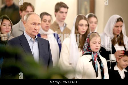 Novo-Ogaryovo, Russia. 7 gennaio 2024. Il presidente russo Vladimir Putin partecipa a un servizio natalizio ortodosso presso la Chiesa dell'icona del Salvatore non fatto a mano presso la residenza presidenziale ufficiale di Novo-Ogaryovo, il 7 gennaio 2024 a Novo-Ogaryovo, Oblast' di Mosca, Russia. Putin ha ospitato famiglie di soldati uccisi nella guerra Ucraina per la celebrazione. Crediti: Gavriil Grigorov/Cremlino Pool/Alamy Live News Foto Stock