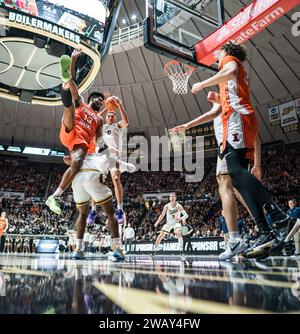 West Lafayette, Indiana, USA. 5 gennaio 2024. Illinois Guard QUINCY GUERRIER (13) è stata fregata da Purdue Boilermakers Guard LANCE JONES (55) durante la partita di basket maschile NCAA tra Illinois e Purdue Boilermakers, venerdì 5 gennaio 2024, alla Mackey Arena di West Lafayette, Ind. (Immagine di credito: © David Wegiel/ZUMA Press Wire) SOLO USO EDITORIALE! Non per USO commerciale! Foto Stock