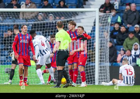 West Bromwich, Regno Unito. 7 gennaio 2024. Ollie Bray di Aldershot (2° a destra) celebra il suo gol durante la partita di fa Cup tra West Bromwich Albion e Aldershot Town agli Hawthorns, West Bromwich, Inghilterra, il 7 gennaio 2024. Foto di Stuart Leggett. Solo per uso editoriale, licenza necessaria per uso commerciale. Nessun utilizzo in scommesse, giochi o pubblicazioni di un singolo club/campionato/giocatore. Credito: UK Sports Pics Ltd/Alamy Live News Foto Stock