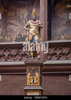 Nel cortile della casa del consiglio di Basilea si trova una scultura del XVI secolo di Hans Michel del senatore e generale romano, Lucius Munatius Plancus, fontana Foto Stock