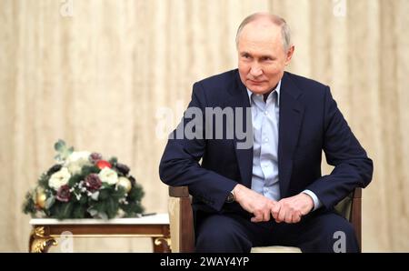 Novo-Ogaryovo, Russia. 7 gennaio 2024. Il presidente russo Vladimir Putin incontra le famiglie militari in seguito alle celebrazioni ortodosse di Natale nel complesso presidenziale ufficiale, il 7 gennaio 2024 a Novo-Ogaryovo, Oblast' di Mosca, Russia. Putin ha ospitato famiglie di soldati uccisi nella guerra Ucraina per la celebrazione. Crediti: Gavriil Grigorov/Cremlino Pool/Alamy Live News Foto Stock