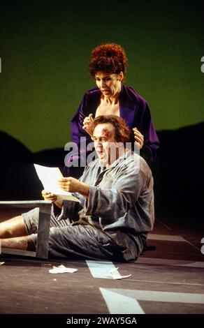 David Rendall (Mario Cavaradossi), Rosalind Plowright (Floria Tosca) in TOSCA all'English National Opera (ENO), London Coliseum, London WC2 12/09/1994 musica: Giacomo Puccini libretto: Luigi Illica & Giuseppe Giacosa traduzione: Keith & Emma Warner direttore: Alexander Gibson disegno: John Conklin illuminazione: Alan Burrett direttore: Keith Warner Foto Stock