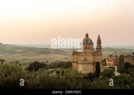 Un'incredibile vista della Basilica di San Biagio a Montepulciano durante l'ora d'oro Foto Stock