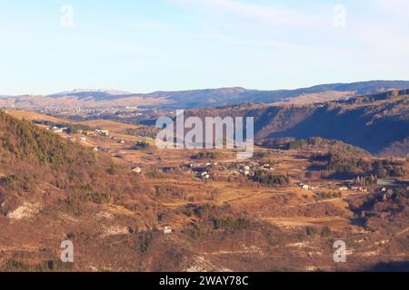 Meraviglioso panorama montano dell'altopiano di Asiago nel nord Italia visto dalla città di Tonezza del Cimone provincia di VICENZA Foto Stock