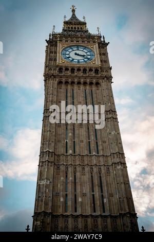 Guardando la torre dell'orologio del Big Ben di Londra in una giornata limpida in Inghilterra, Regno Unito Foto Stock