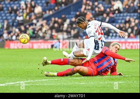 7 gennaio 2024: Gli Hawthorns, West Bromwich, West Midlands, Inghilterra; fa Cup Third Round Football, West Bromwich Albion contro Aldershot Town; Akeel Higgins della WBA viene affrontato da Coby Rowe dell'Aldershot Foto Stock