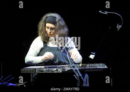 Die griechische Jazz-Musikerin Sofia Labropoulou an der Kanun einer osmanischen Zither beim Internationalen Jazzfestival Münster Shortcut 2024. La musicista jazz greca Sofia Labropoulou su kanun an Osman zither all'International Jazzfestival Münster Shortcut 2024. Münster NRW DEUDEGERMANYDEUTSCHLANDALLEMAGNE Foto Stock