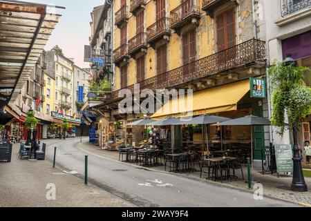 Centro città, vista sulla strada a Lourdes, Francia. La città è uno dei luoghi di pellegrinaggio e di turismo religioso più importanti al mondo. Foto Stock