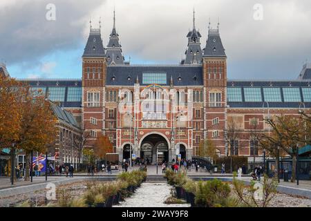 Rijksmuseum ad Amsterdam. Museo nazionale dei Paesi Bassi, dedicato alle arti e alla storia olandesi presso la piazza dei musei. Foto Stock