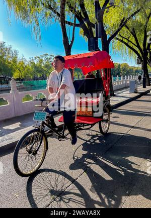 Pechino, Cina, uomo cinese, nel centro storico della città, tradizionale "Pousse-Pousse", autista di risciò, distretto del lago Houhai, Deshengùen St Foto Stock