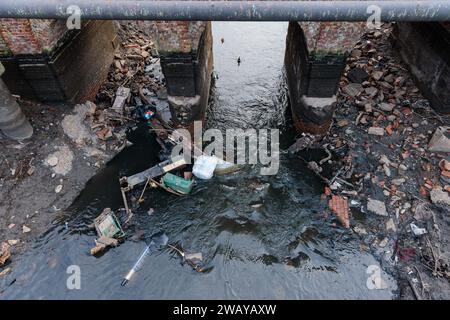 Brent Reservoir, The Welsh Harp, un sito di interesse scientifico speciale (SSSI), drenato per un programma di cinque mesi di lavori di manutenzione invernale essenziali. Foto Stock